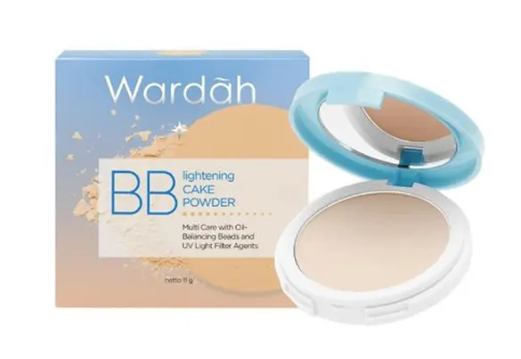 3. Wardah Lightening BB Cake Powder, Bedak Padat Wardah Untuk Usia 40 Tahun Keatas