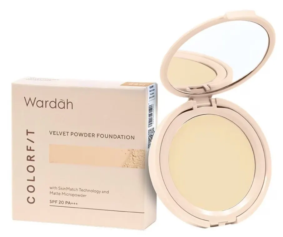 4. Wardah Colorfit Velvet Powder Foundation, Bedak Padat Wardah Untuk Usia 40 Tahun Keatas