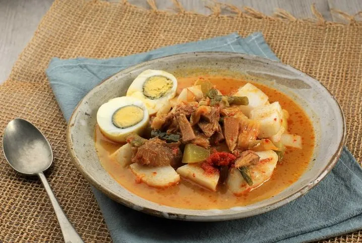 1. Lontong Gulai Nangka Padang