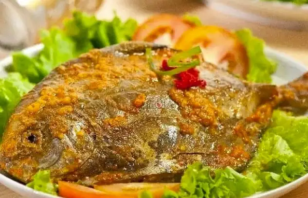 11. Ikan Bawal Bumbu Kuning