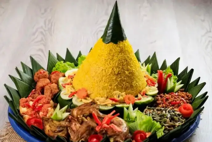 2. Nasi Tumpeng, Menu Makanan Acara Turun Tanah