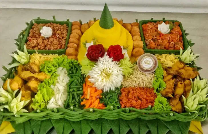 2. Tumpeng Nasi Kuning dengan Aneka Lauk yang Lezat