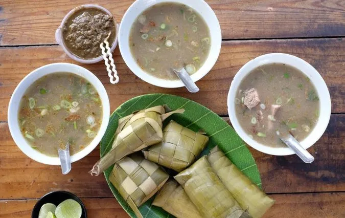 3. Lontong Coto Makassar