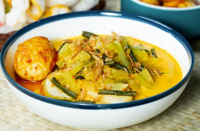 3. Lontong Sayur