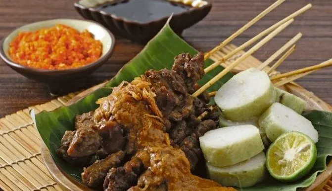 4. Sate Ayam dan Lontong