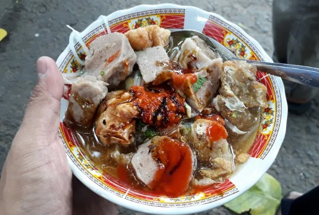 5. Bakso dan Lontong