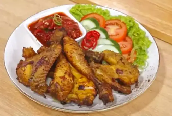 7. Ayam Goreng Ungkep Lalapan Sambal Tomat