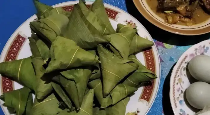 8. Ketupat Sumpil, Menu Nasi Box Untuk Acara 4 Bulanan