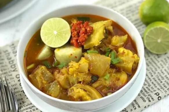 8. Lontong Kikil