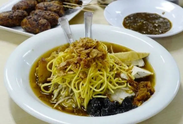 9. Lontong Mie Khas Surabaya