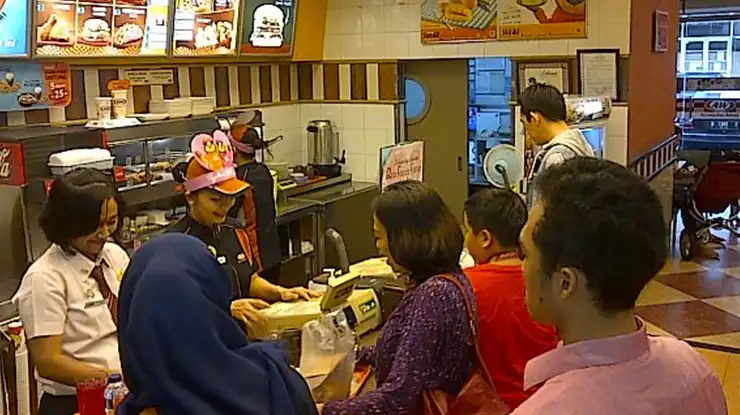 Tunjangan dan Bonus Karyawan Restoran AW