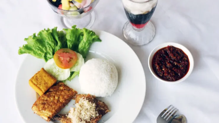 Menu Favorit di Ayam Tulang Lunak Hayam Wuruk Jogja